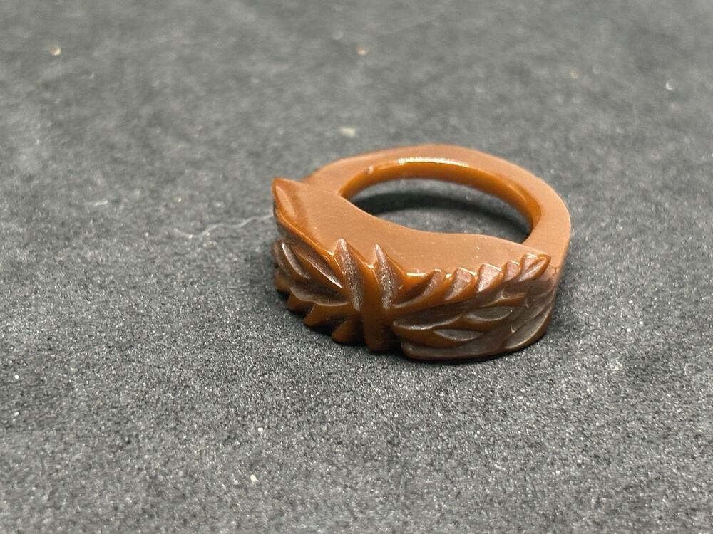 VINTAGE BAKELITE CARVED WAIVE RING CHOCOLATE BROWN ONE OF A KIND UNIQUE UNUSUAL